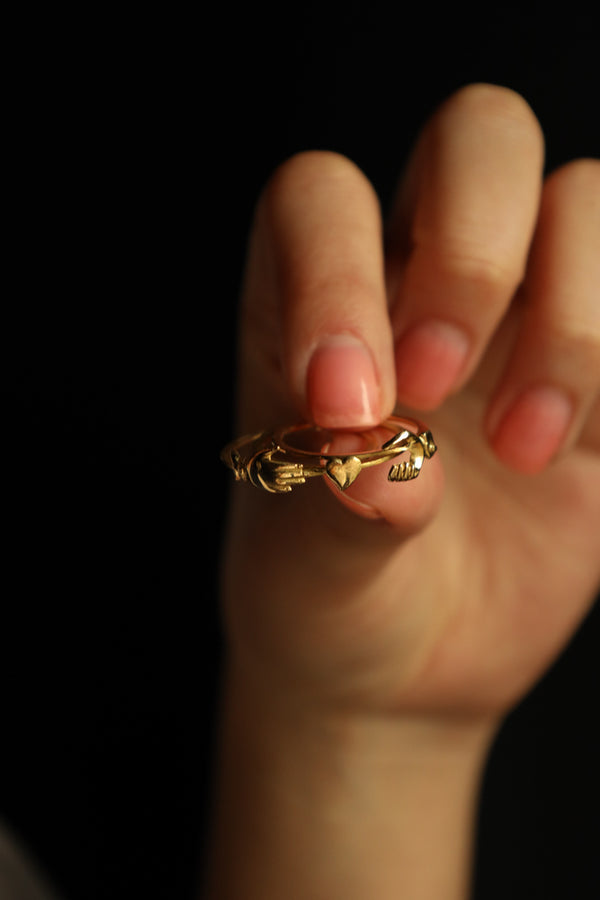 18k Gold Fede Clasped Hands Mechanic Ring